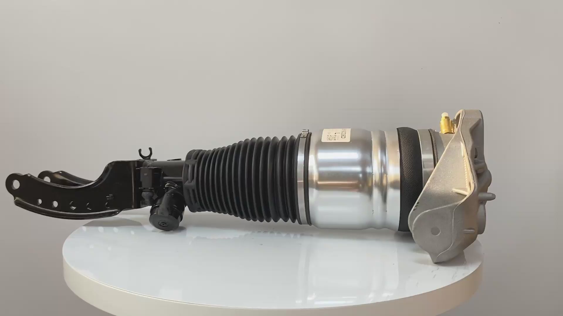 360-degree rotation video showcasing the build quality for Audi Q7 7L front left air suspension strut (7L8616039D)