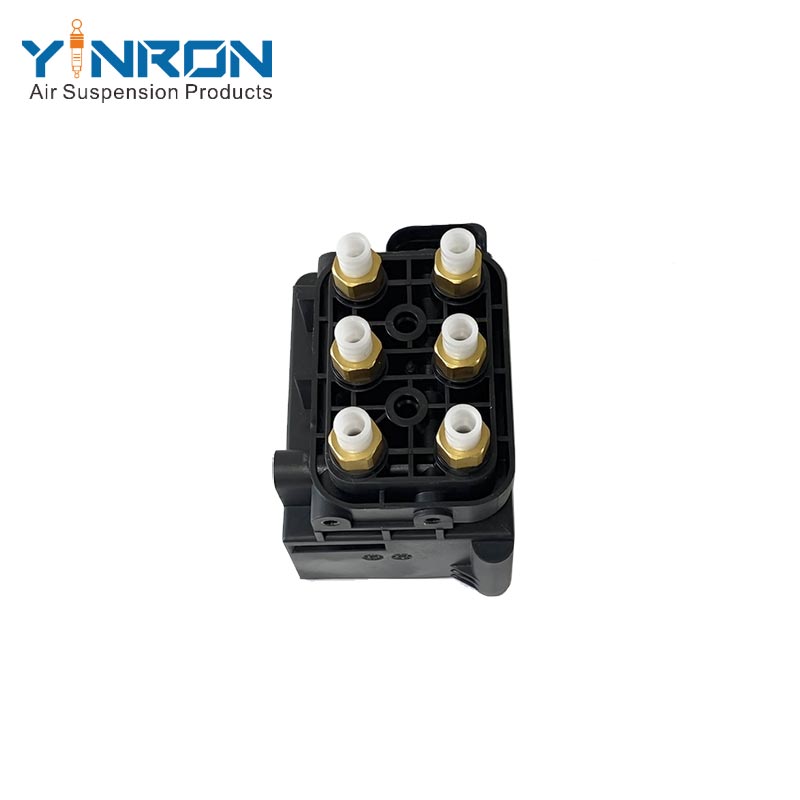 Vertical view of VW Touareg II 7P air suspension valve block (7P0698014)